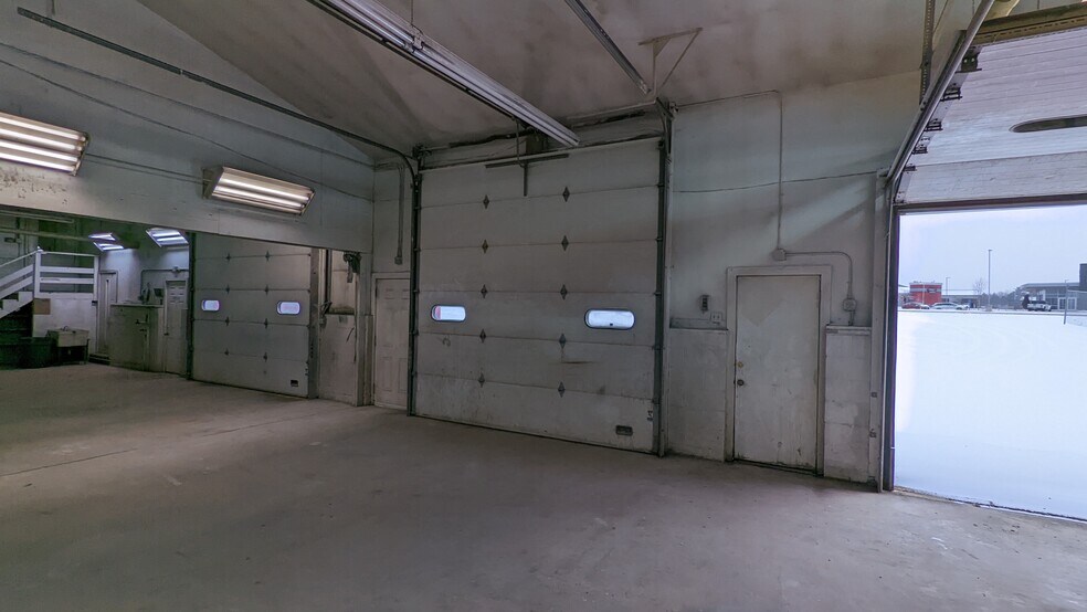 More Photos Of 295-297 37th St NE, Rochester Auto Repair For Lease