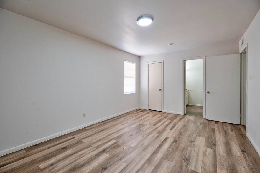 More Photos Of 2500 W 26th St, Plainview Apartments For Sale