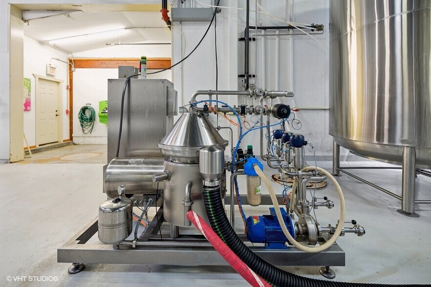 More Photos Of 22221 N Pepper Rd, Lake Barrington General Retail For Sale