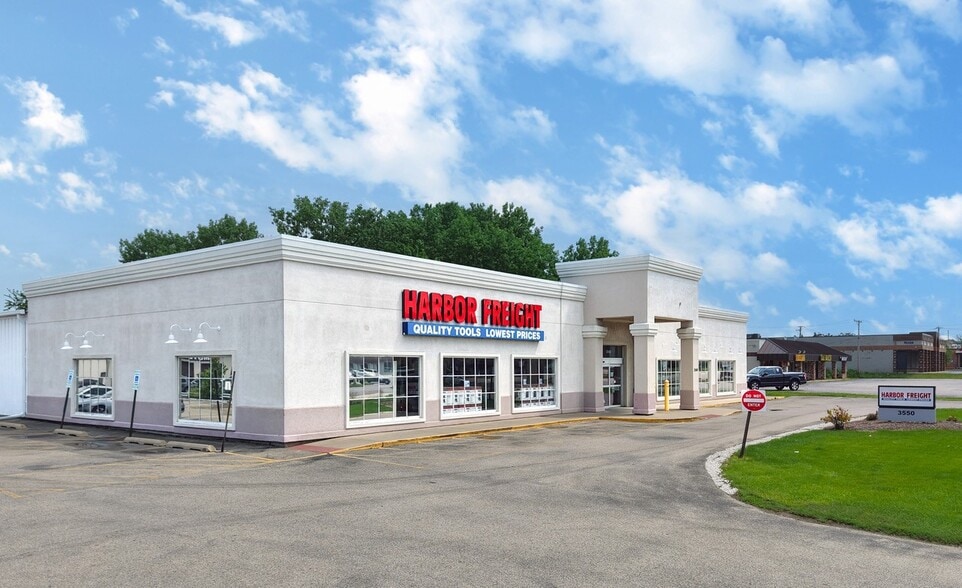 Primary Photo Of 3550 W Grand Ave, Gurnee Freestanding For Sale