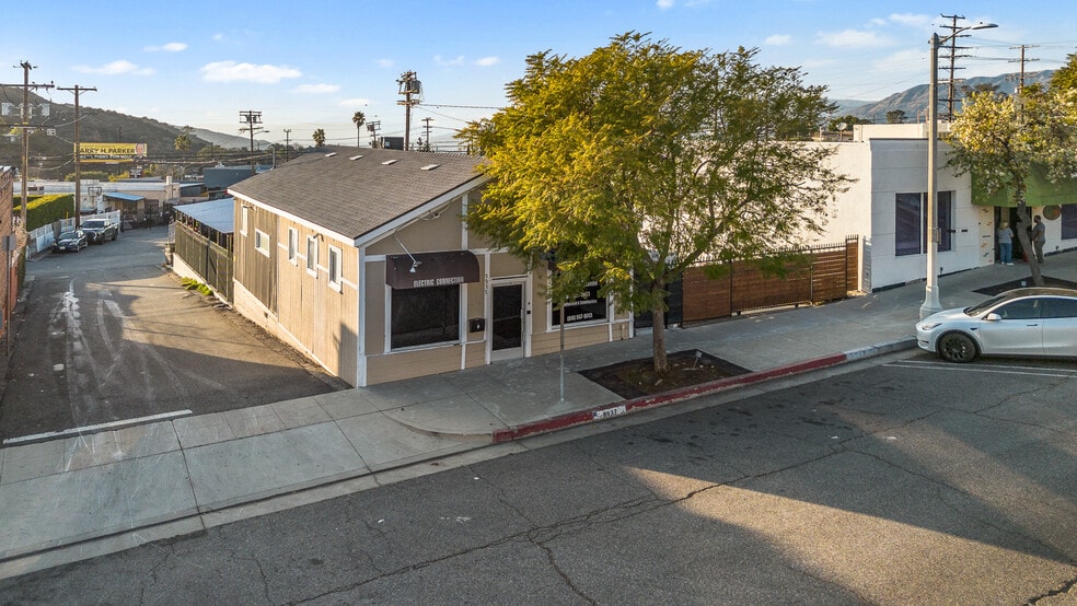 More Photos Of 9937 Commerce Ave, Tujunga Freestanding For Sale