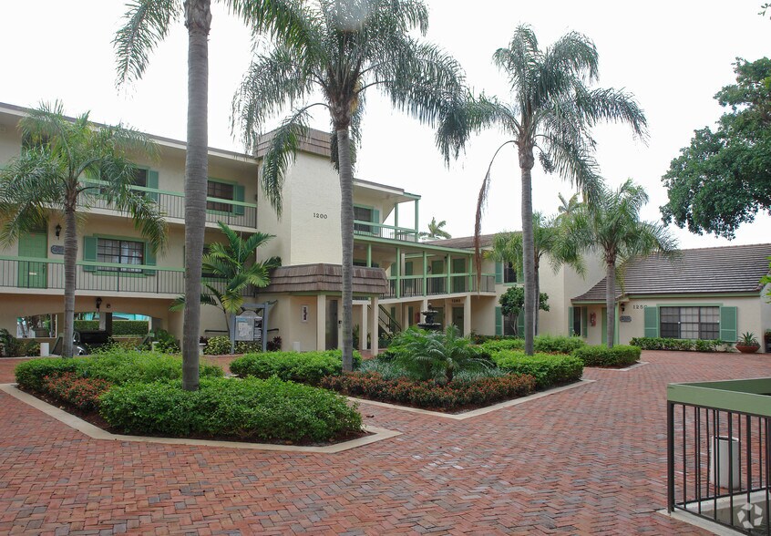 More Photos Of 1200 S Federal Hwy, Boynton Beach Office For Lease