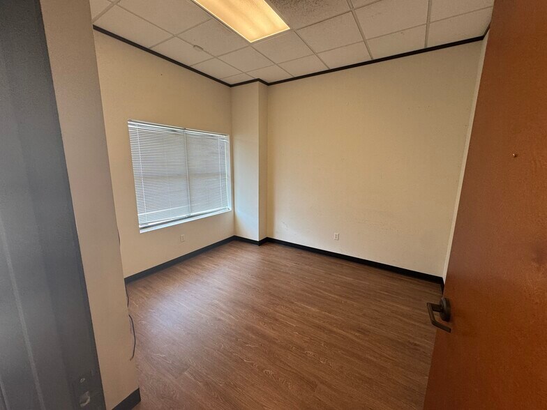 More Photos Of 1050 Meadows Dr, Round Rock Light Distribution For Lease