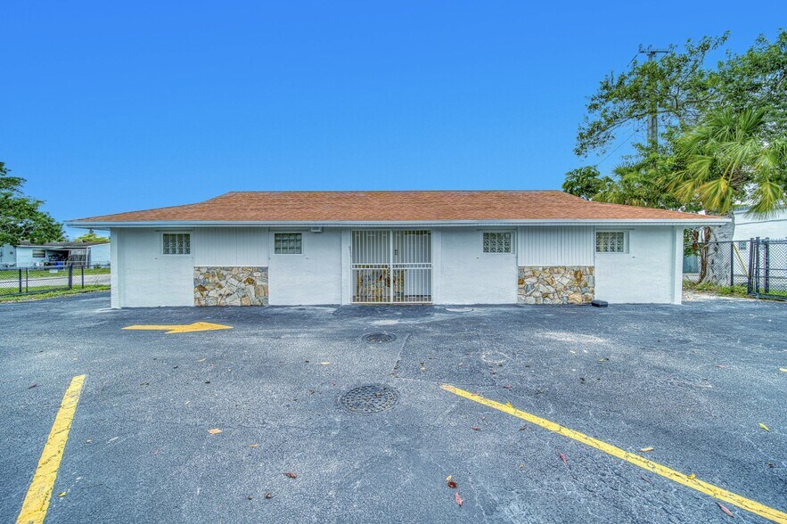 More Photos Of 1225 NE 162nd St, North Miami Beach Medical For Lease