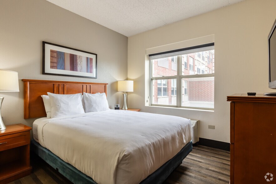 More Photos Of 1251 E American Ln, Schaumburg Hotel For Sale