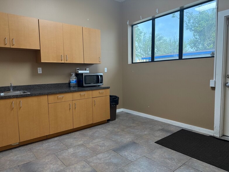 More Photos Of 6531 103rd St, Jacksonville Medical For Sale