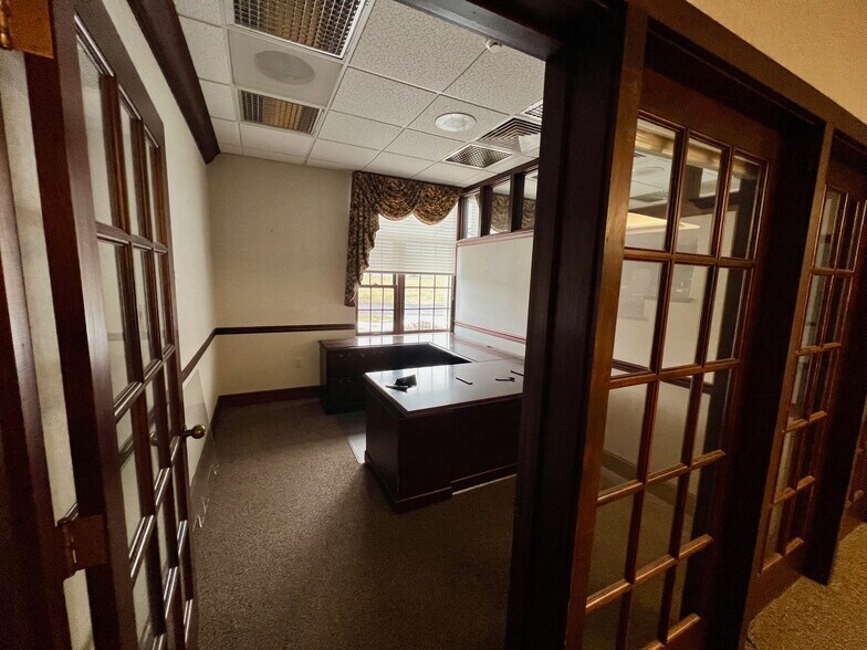 More Photos Of 565 Baltimore Pike, Avondale Bank For Lease