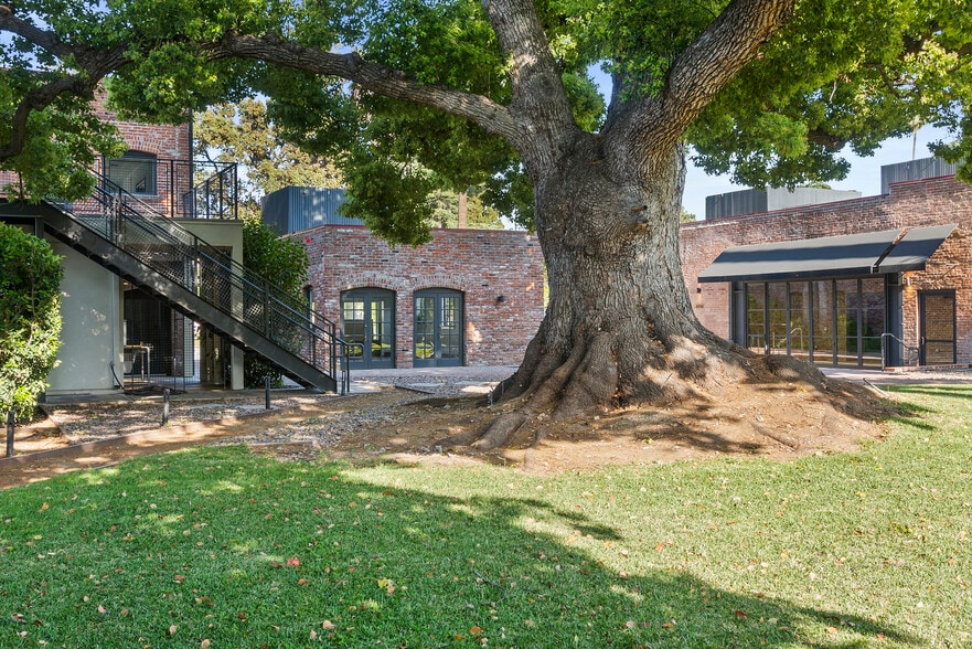More Photos Of 207 S Fair Oaks Ave, Pasadena Unknown For Lease