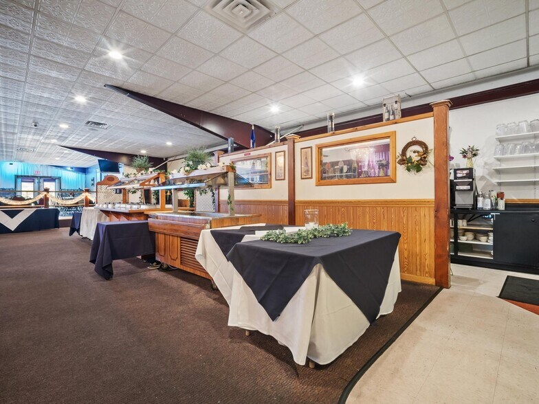 More Photos Of 1222 S Alverno Rd, Manitowoc Restaurant For Sale