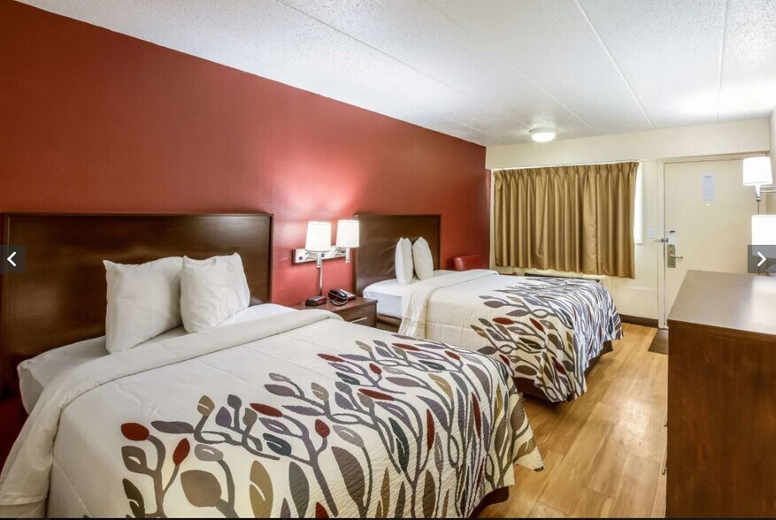 More Photos Of 966 S Outer Dr, Saginaw Hotel For Sale