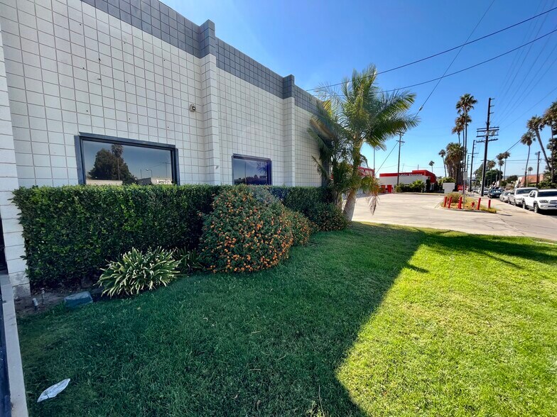 More Photos Of 8116-8144 Deering Ave, Canoga Park Warehouse For Lease