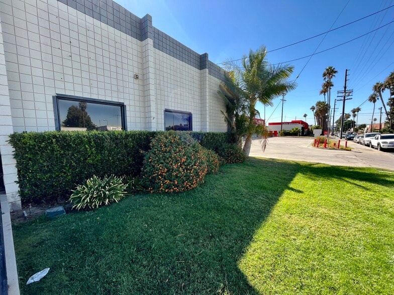 More Photos Of 8116-8144 Deering Ave, Canoga Park Warehouse For Lease