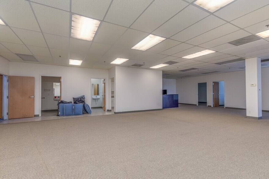 More Photos Of 13640 Lakefront Dr, Earth City Warehouse For Lease