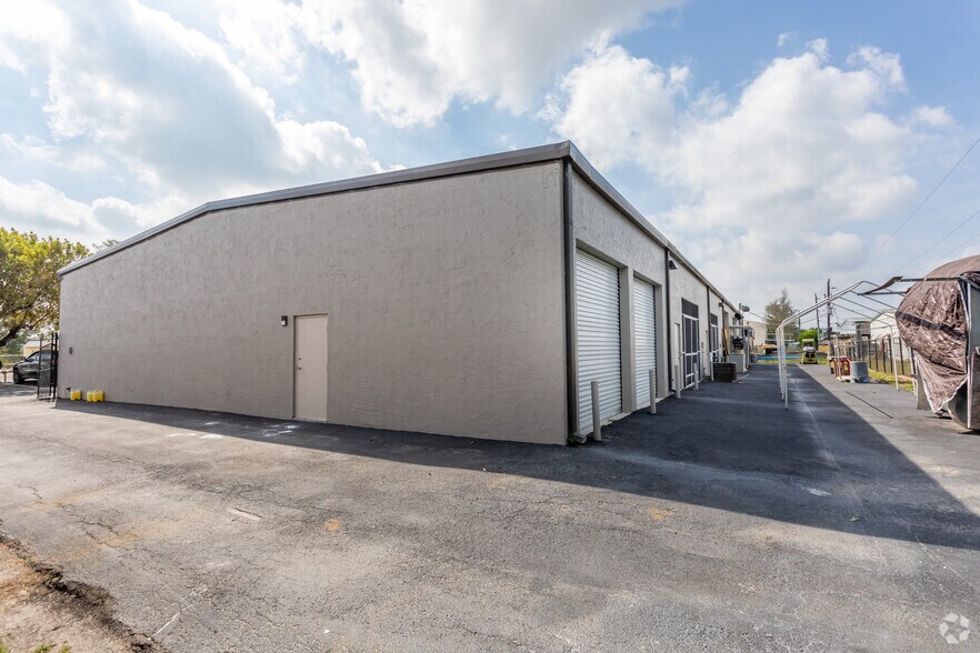More Photos Of 5751 Houchin St, Naples Warehouse For Lease