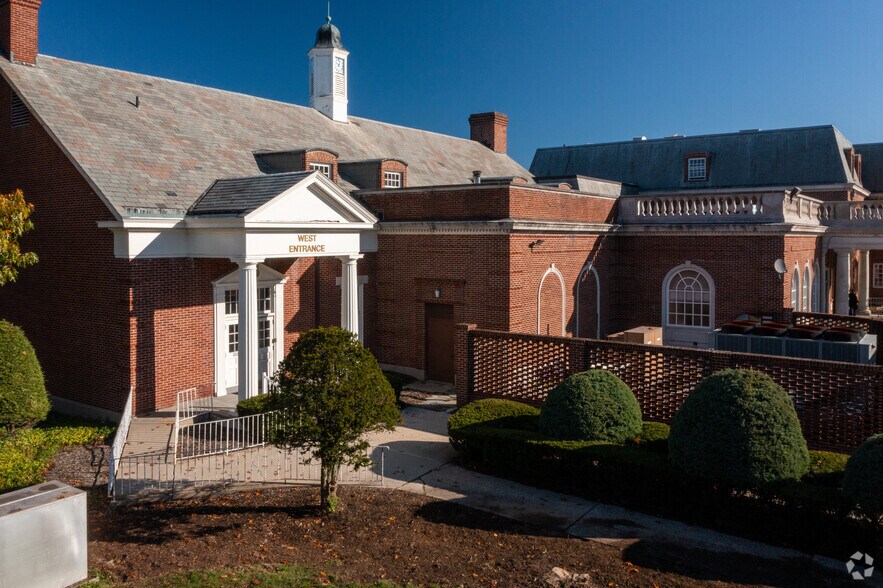 More Photos Of 2100 Middle Country Rd, Centereach Office For Lease