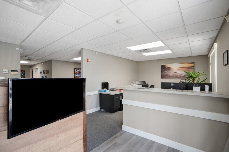 More Photos Of 1882 Porter Lake Dr, Sarasota Light Manufacturing For Sale