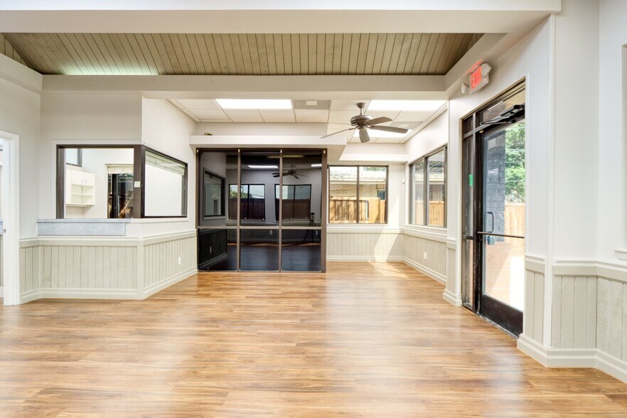 More Photos Of 1717 N Garrett Ave, Dallas Medical For Sale