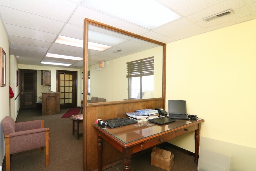 More Photos Of 1500-1516 Bedford St, Stamford Office For Sale