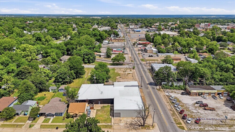 More Photos Of 613 S Armstrong Ave, Denison Warehouse For Sale