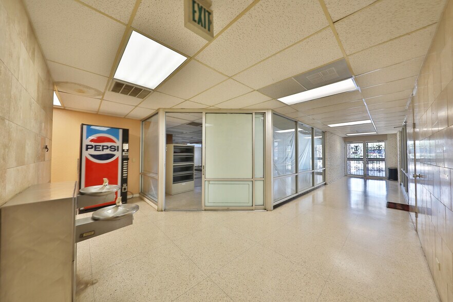 More Photos Of 2402-2406 Commercial Ave, San Antonio Medical For Sale