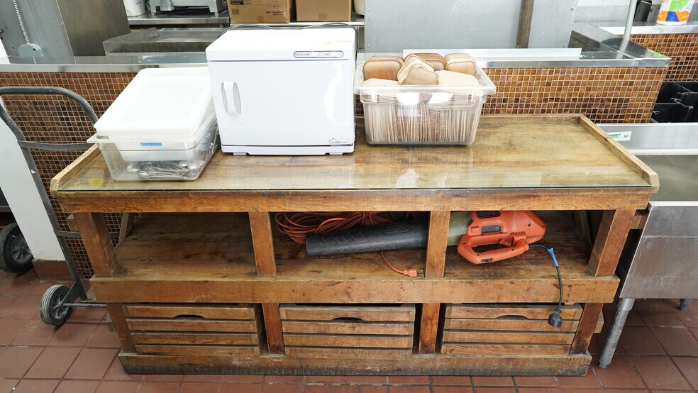 More Photos Of 16616 Ventura Blvd, Encino Restaurant For Lease