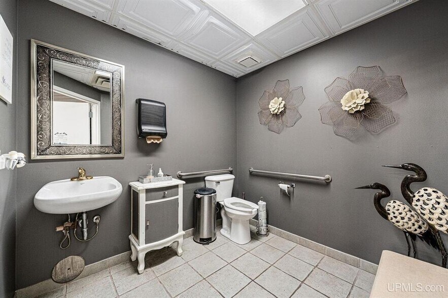 More Photos Of 1021 W Washington St, Marquette Flex For Sale