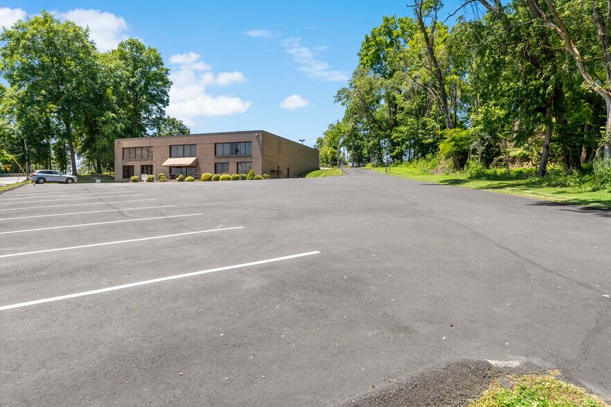 More Photos Of 7125 Saltsburg Rd, Pittsburgh Medical For Lease