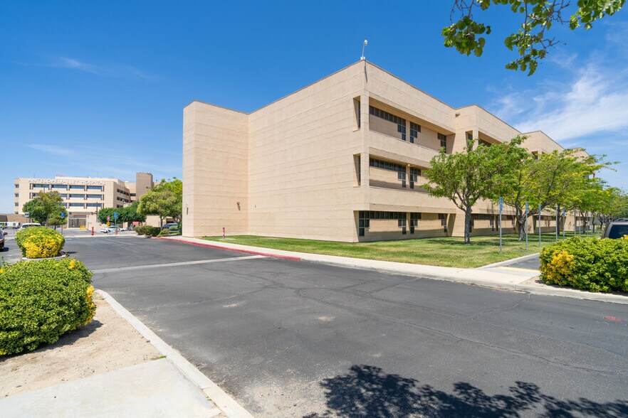 More Photos Of 44215 15th St W, Lancaster Medical For Sale