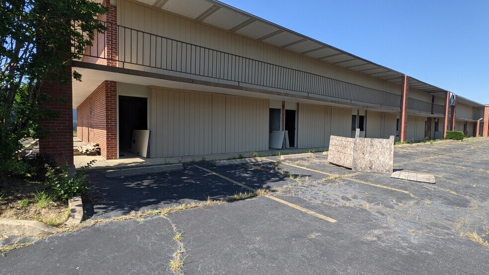 More Photos Of 107-n N Rand Dr, Searcy Hotel For Sale