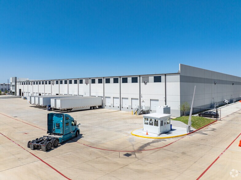 More Photos Of 255 Fallbrook Dr, Houston Distribution For Lease