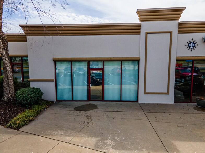 More Photos Of 1968 E Chestnut Expy, Springfield Office For Lease
