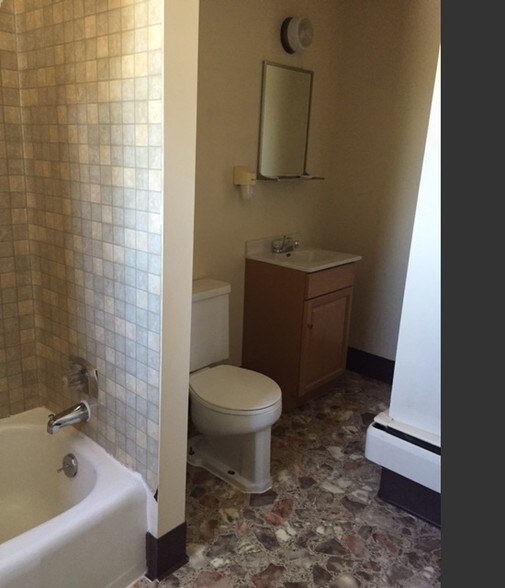 More Photos Of 100 Silver St, Hurley Hotel For Sale