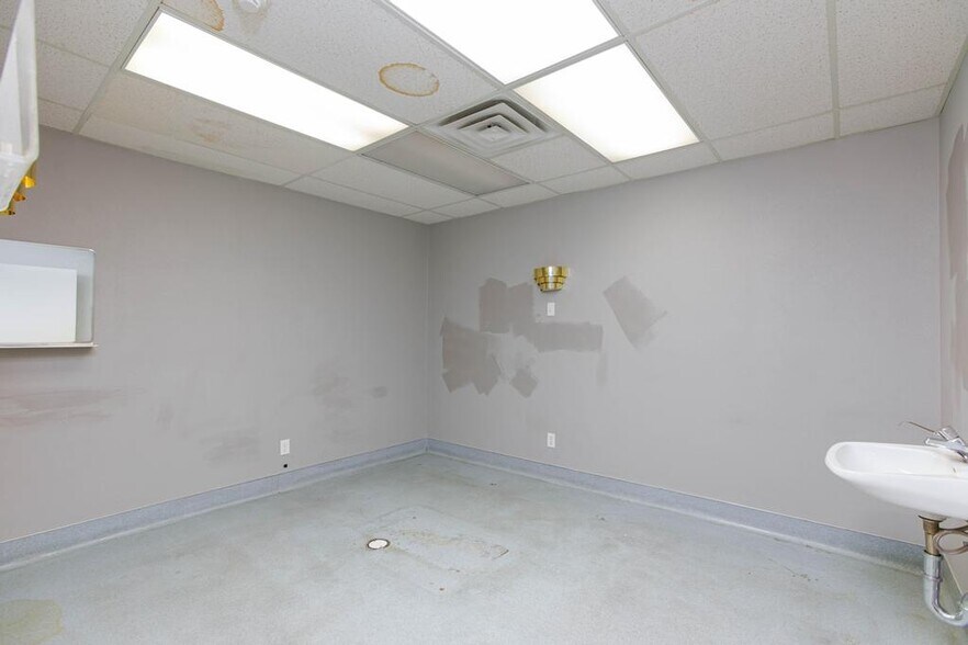 More Photos Of 872 E Sahara Ave, Las Vegas Medical For Lease