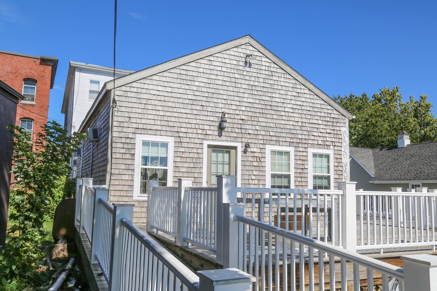 More Photos Of 7 Main St, North Kingstown Storefront Retail Office For Lease