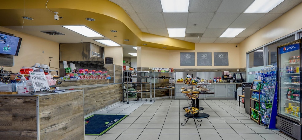 More Photos Of 1015 Crocker St, Los Angeles Storefront For Sale