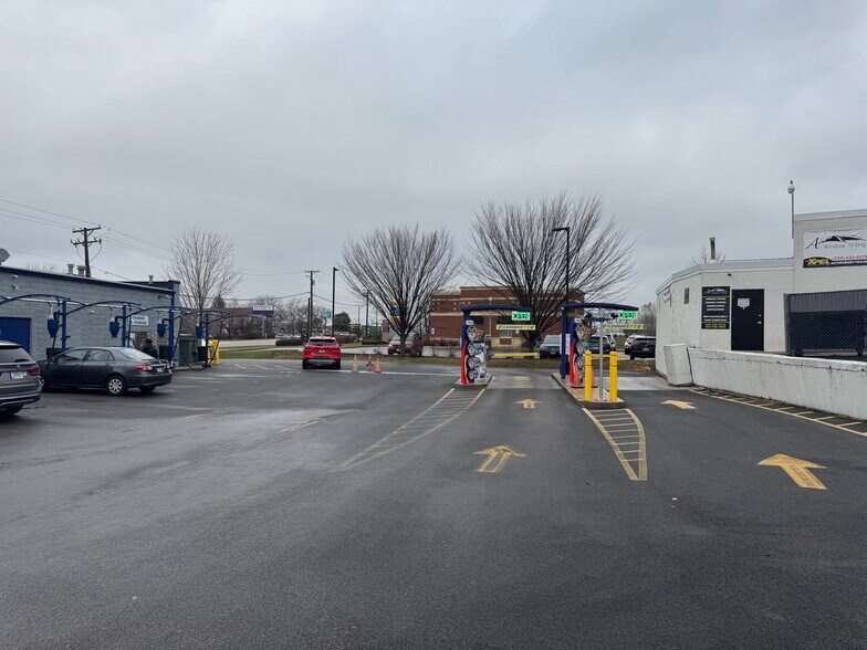 More Photos Of 527 N Green Bay Rd, Waukegan Carwash For Sale