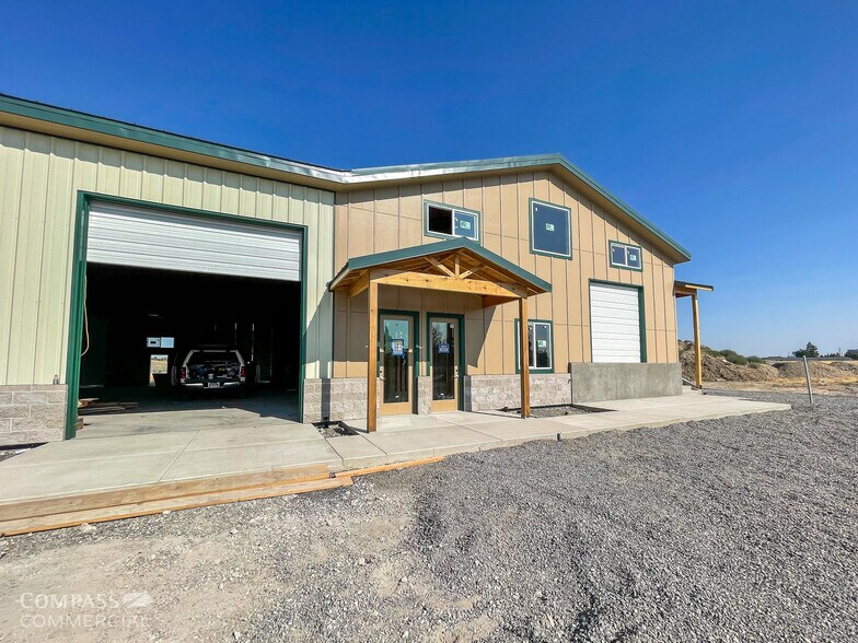 More Photos Of 35 Cherry Ln, Madras Warehouse For Lease