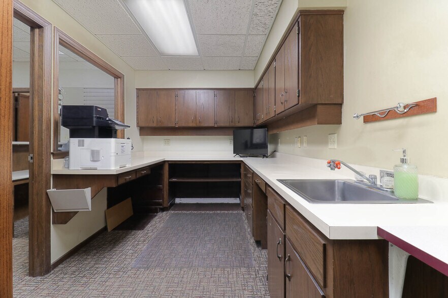 More Photos Of 725 S 14th St, Pekin Medical For Sale