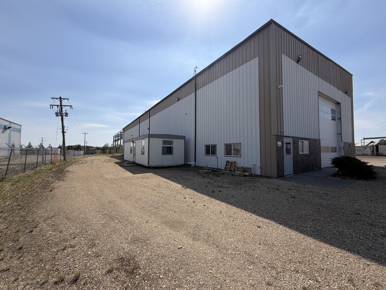 More Photos Of 11 & 13 - 27123 Highway 597, Blackfalds Warehouse For Lease
