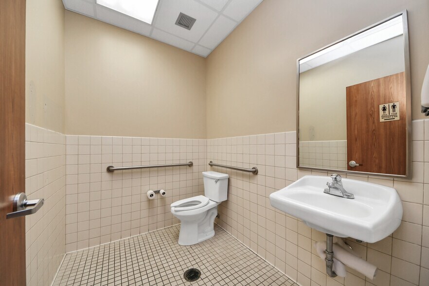 More Photos Of 3521 Town Center Blvd, Sugar Land Medical For Lease