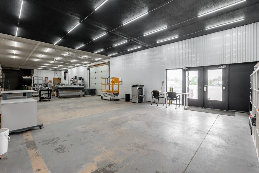 More Photos Of 70-72 Rue Principale, St-François-Xavier-de-Brompton Distribution For Lease
