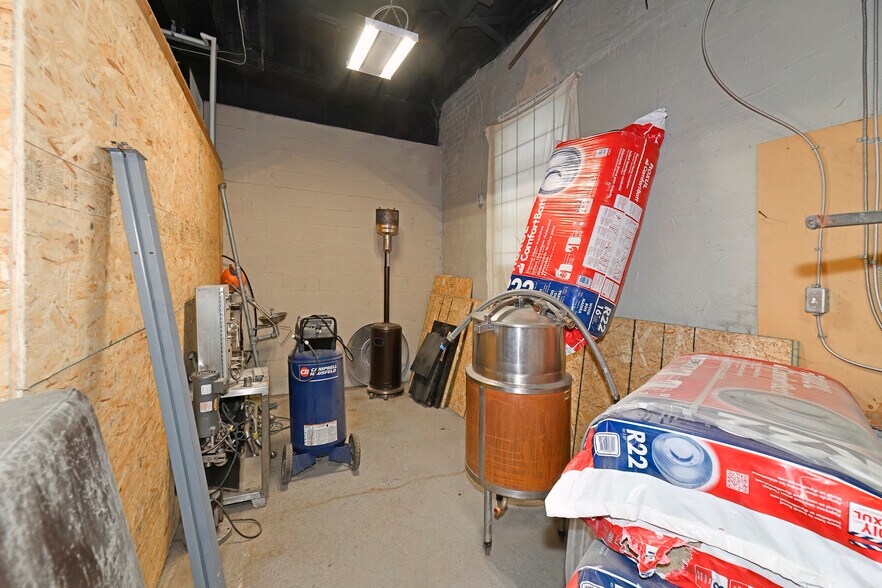 More Photos Of 30R First Ave, Toronto Light Distribution For Sale