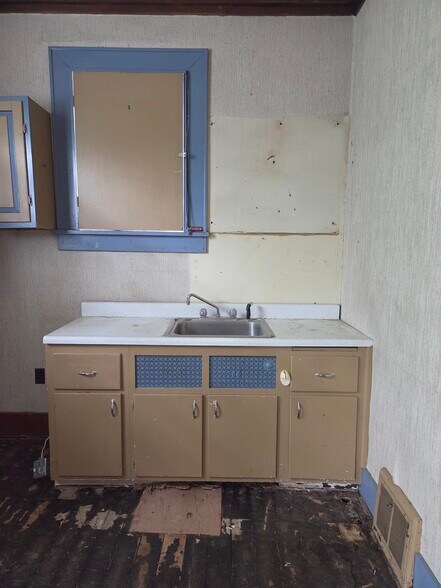 More Photos Of 108 S Market St, Ligonier Township Freestanding For Sale