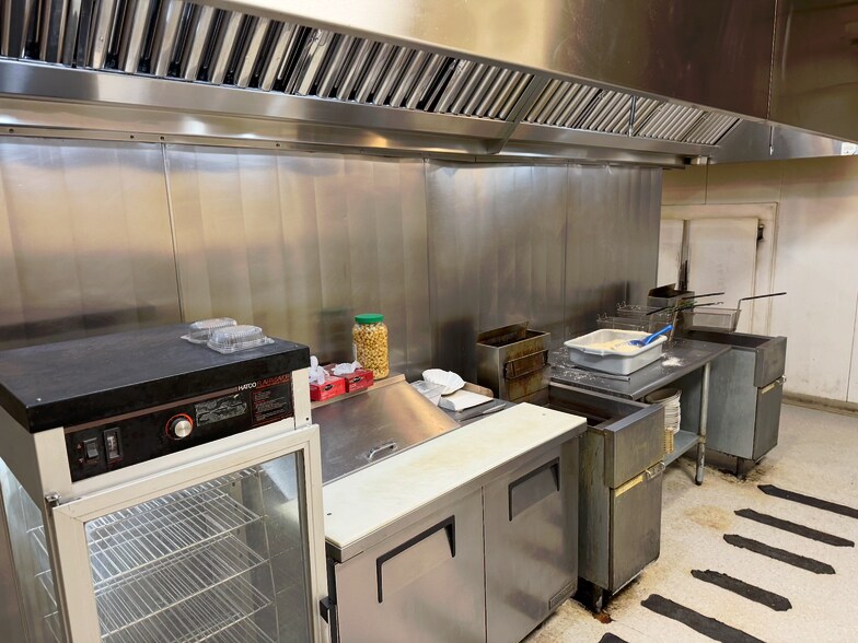 More Photos Of 4200 River Rd N, Salem Restaurant For Sale