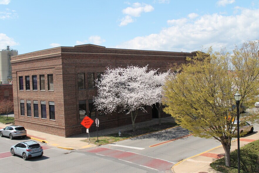Primary Photo Of 201 W Market St, Kingsport Office For Sale