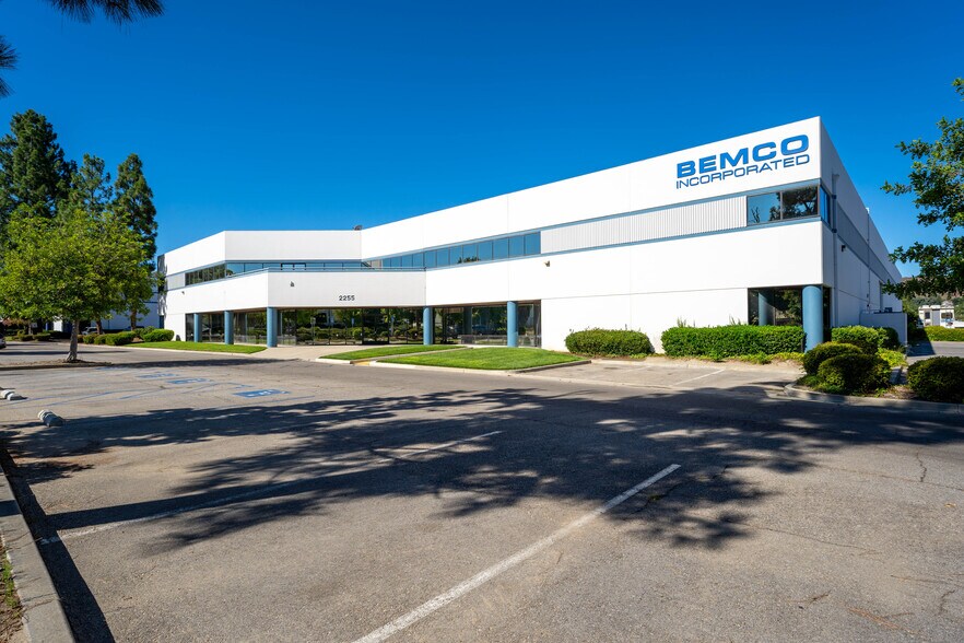 More Photos Of 2255 Union Pl, Simi Valley Distribution For Lease