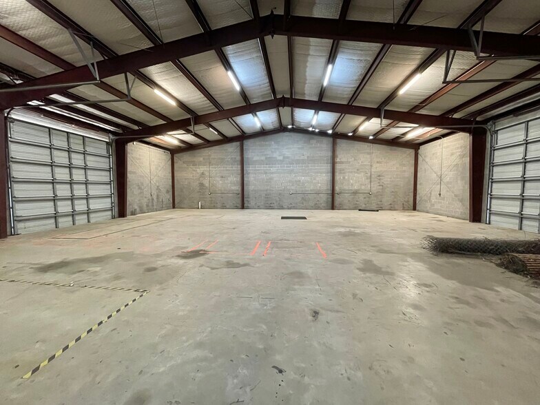 More Photos Of 500 E Plantation Dr, Clute Warehouse For Sale