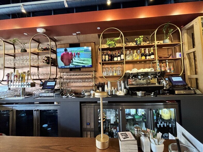 More Photos Of 525 Santa Monica Blvd, Santa Monica Apartments For Sale