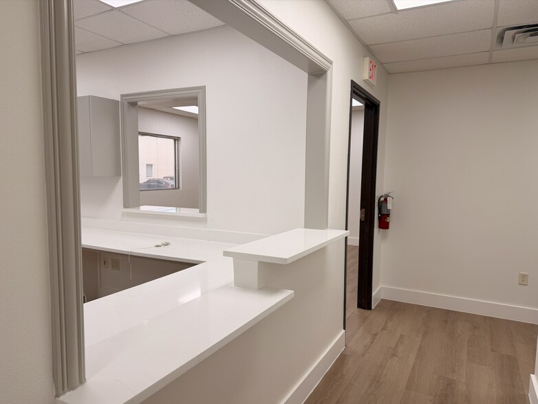 More Photos Of 571 W Main St, Lewisville Medical For Lease