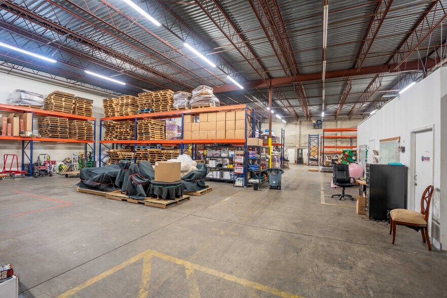 More Photos Of 5501-5519 Pioneer Park Blvd, Tampa Distribution For Lease